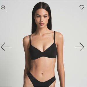 SKIMS Wireless Form Push-Up Plunge Black Bra